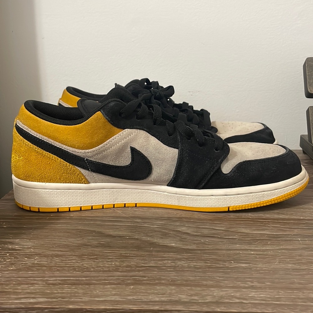 Air Jordan 1 Low University Gold